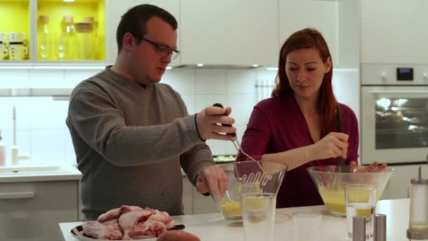 Kvinna och man förbereder degen i kök — Stockvideo