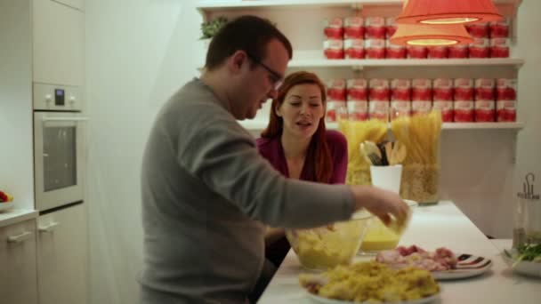 Marito e moglie al tavolo della cucina preparare la cena — Video Stock