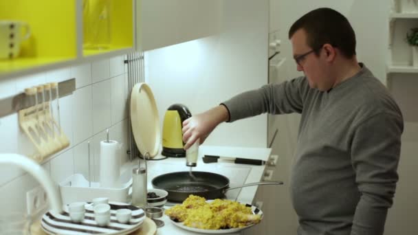 Чоловік п'є соняшникову олію на сковороді — стокове відео