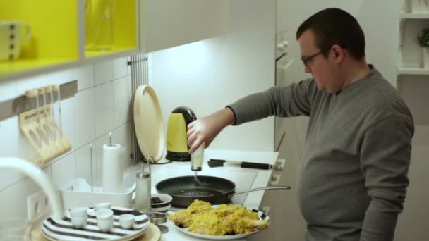 Man giet zonnebloemolie in een koekenpan — Stockvideo