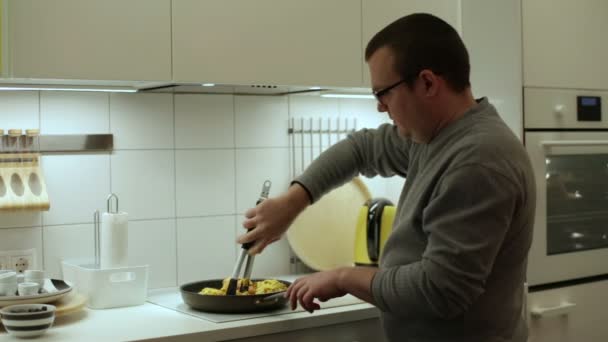 Mann brät Hühnchen in der Pfanne — Stockvideo