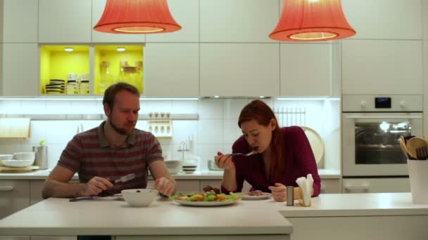 Donna con uomo mangiare pollo e verdure — Video Stock