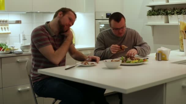Мужчины едят курицу и овощи — стоковое видео