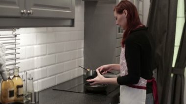 Kadın karides Önceden ısıtılmış tava koyar.