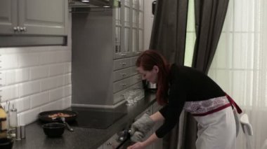 Bir kadın bir yemek fırından ortaya çıkarır