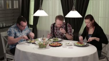 Erkek ve bir kadın yemek ve konuşmak