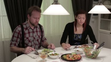 Yemek masası ve konuşma oturan kadın ve erkek