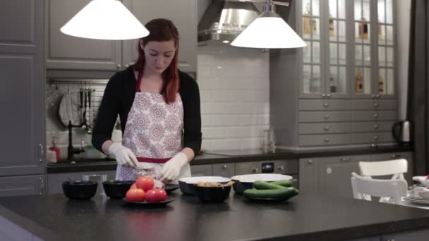 Vrouw paneer kip op de keukentafel — Stockvideo