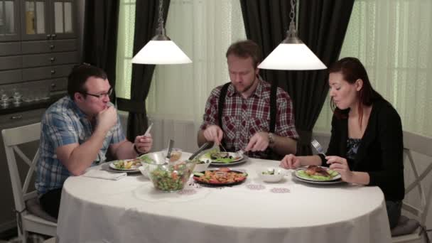 Amigos sentados à mesa comendo e conversando — Vídeo de Stock