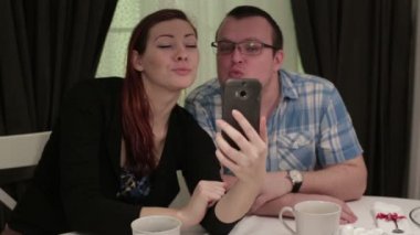 Genç çiftin resmi telefon için yapıyor