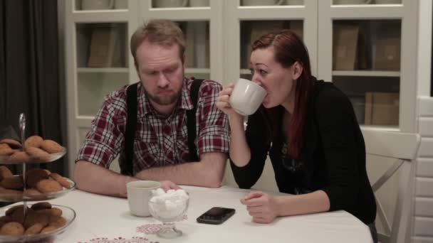 Lyckliga par dricka kaffe och prata — Stockvideo