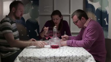 İnsanlar yemek ve konuşmak için masaya oturmak