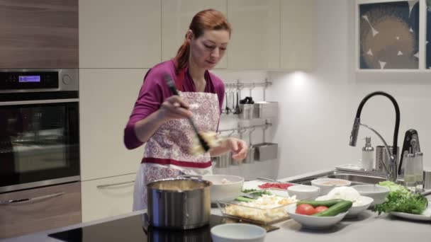 La mujer en la cocina preparando repollo relleno — Vídeos de Stock