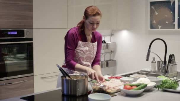 Mulher na cozinha preparando repolho recheado — Vídeo de Stock