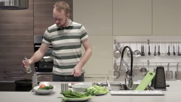 Mężczyzna plany stek z łososia i umieszcza go na patelni — Wideo stockowe