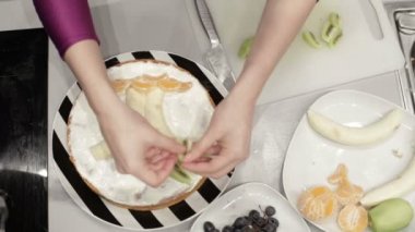 Kadın el ile meyve kek dekore edilmiştir