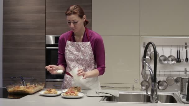 Γυναίκα βάζει κρέμα σε ένα πιάτο — Αρχείο Βίντεο