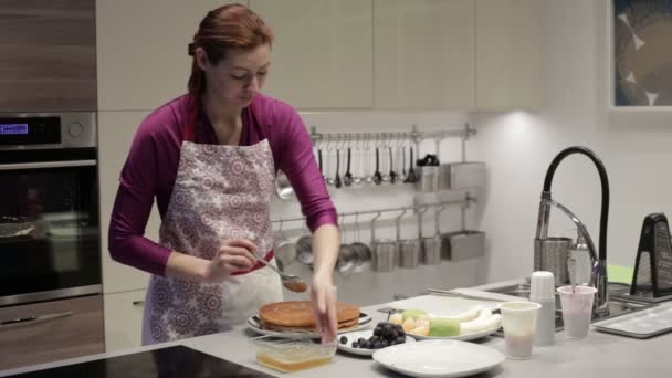 Frau bereitet Biskuitkuchen zu — Stockvideo