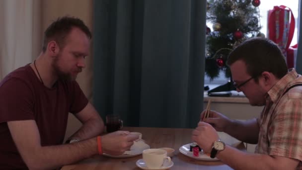 Друзі сидять за столом їдять суші — стокове відео