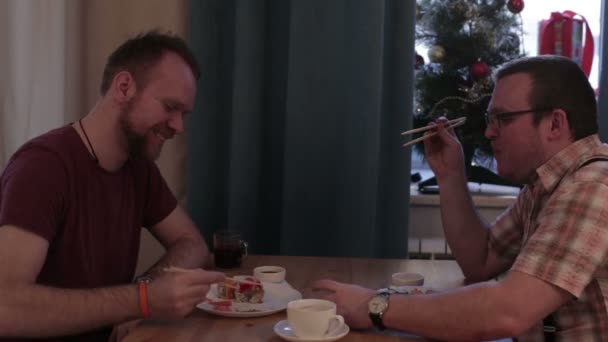 Broers sushi eten aan de tafel — Stockvideo