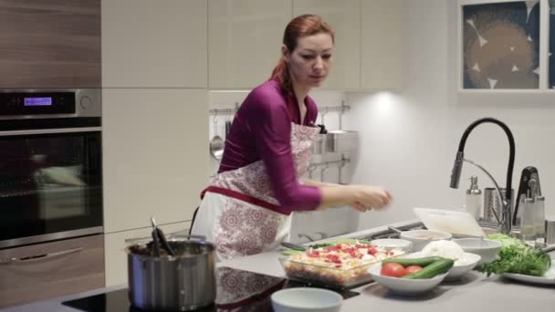 De vrouw in de keuken bereiden saus — Stockvideo