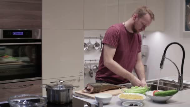 Homme lavant les verts dans l'évier — Video