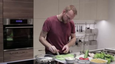 Mutfak hazırlık balık biftek erkekte