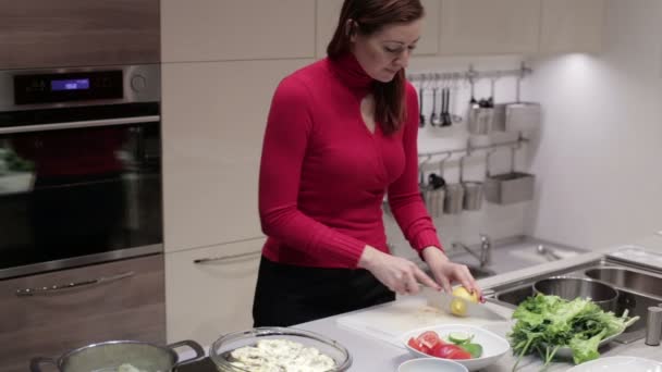 Žena v kuchyni řez citronu — Stock video