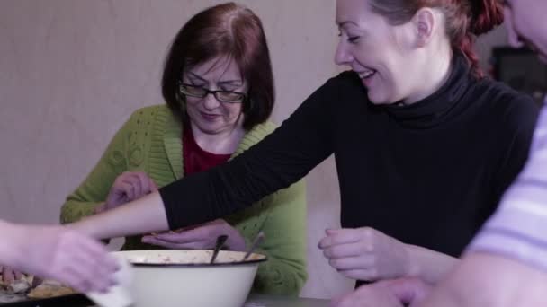 Mujeres en las albóndigas de molde de cocina — Vídeo de stock