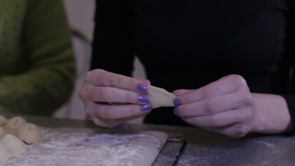 Kvinnlig hand mögel dumplings — Stockvideo