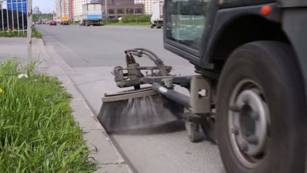 Makine asfalt yolun fırçalarla temizler — Stok video