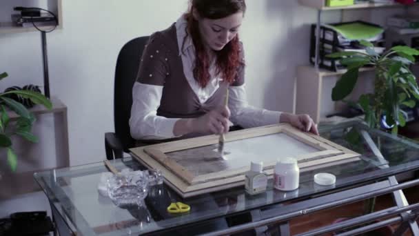 La mujer aplicar imprimación sobre lienzo — Vídeo de stock