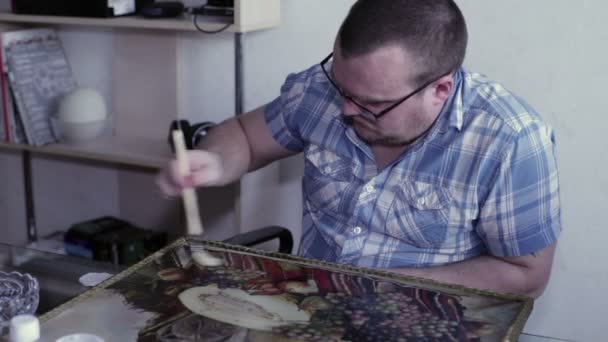 Мужской маникюр кисть делает картину — стоковое видео