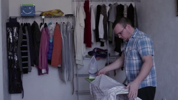 A meztelen férfi ing vas — Stock videók