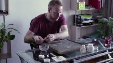 Adam resmi geri yükler.