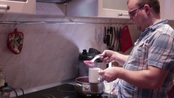 Man pours a ladle juice — Stock Video