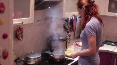 makarna pişirme kadın