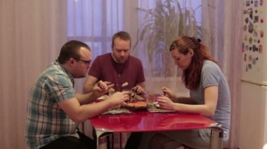 Erkek ve kadın masada yemek yiyor olması