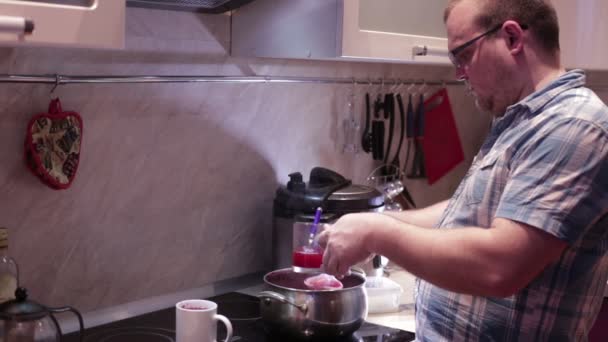 The man pours a ladle juice — Stock Video