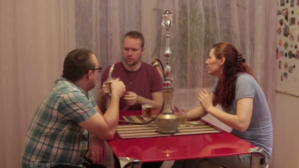 Friends smoking hookah and playing cards — Stock Video