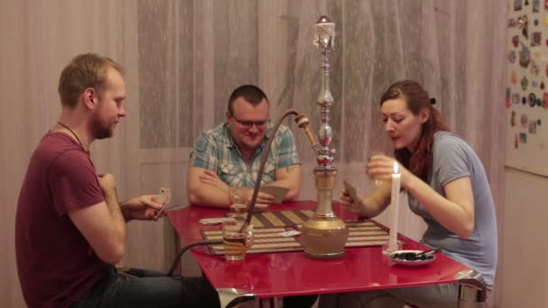 Μεταξύ φίλων κάπνισμα ναργιλέ και παίζοντας κάρτες — Αρχείο Βίντεο