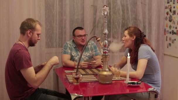 Bedrijf mensen roken shisha en speelkaarten — Stockvideo