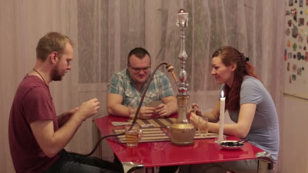Familie waterpijp roken en praten — Stockvideo