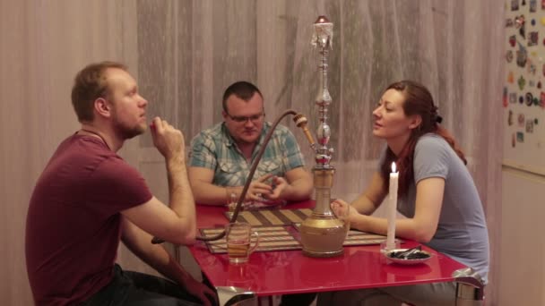 Volwassen roken shisha en praten — Stockvideo