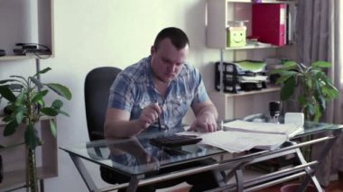 Hesap makinesi dediği masasında