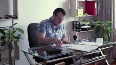 Adam masada belgeleri imzalar