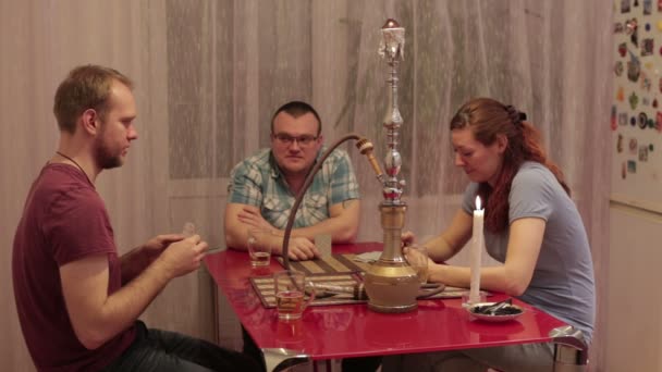 Company people smoking shisha and talking — Stock Video