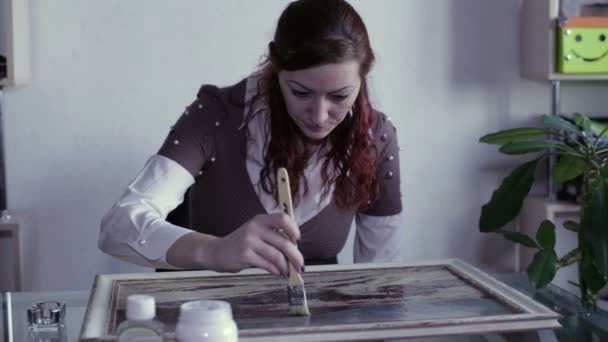 La femme avec un pinceau peint un vernis à peinture — Video