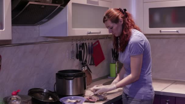 Frau paneer Fisch in der Küche — Stockvideo
