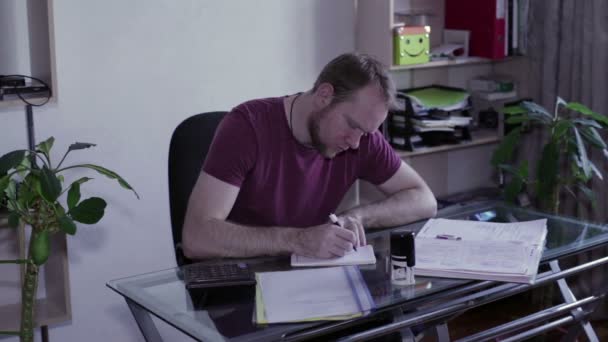 O homem disse com uma calculadora — Vídeo de Stock